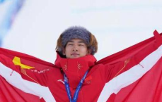 冬奥荣耀时刻：苏翊鸣荣耀担任闭幕式中国队旗手