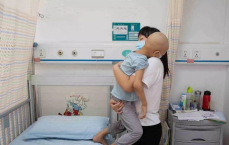 5岁男孩患病从小瘫痪突然站立