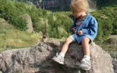 3岁女儿安静地望着穿军装的爸爸